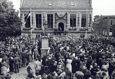 501232 Afbeelding de belangstellenden bij het Stadhuis (Utrechtsestraat 79) te IJsselstein naar aanleiding van het ...